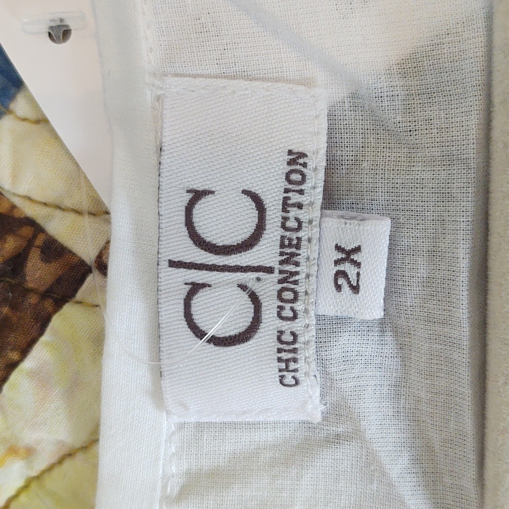 Chic Connections White and Navy 2X Embroidered Women's Top - Picture 4 of 6